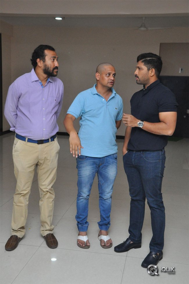 Army-People-Watching-Naa-Peru-Surya-Naa-illu-India-Movie-Photos